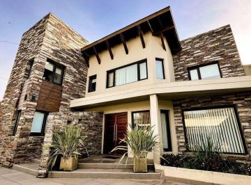 Casa · 267m² · 5 Ambientes · 3 Cocheras · Venta Casa 5 Amb Quincho, Pileta 5 Años Antiguedad