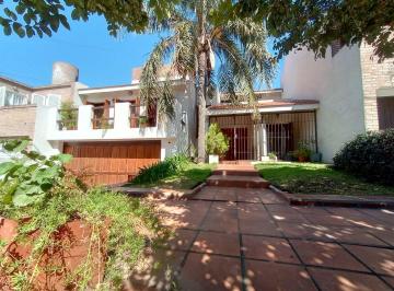 Casa · 315m² · 8 Ambientes · 3 Cocheras · Venta Casa en Urca 5 Domitorios con Pileta