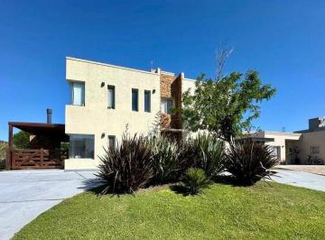 Casa · 147m² · 5 Ambientes · 2 Cocheras · Casa en Venta 5 Amb Barrio Santa Rita, Canning