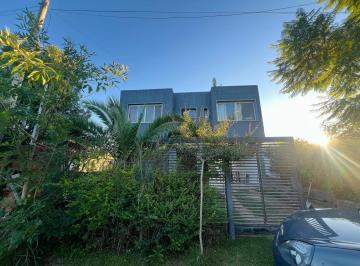 Casa · 93m² · 4 Ambientes · 1 Cochera · Casa en Venta 3 Dorm. Calle 14 Bis E / 665 y 666, Sicardi