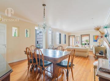 Casa · 304m² · 5 Ambientes · 1 Cochera · Casa Moderna en Excelente Estado en Venta