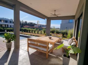 Casa · 212m² · 5 Ambientes · 2 Cocheras · Casa Venta La Calesa Pilará - Vco Propiedades