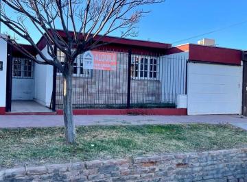 Casa · 4 Ambientes · 1 Cochera · Casa en Maipu