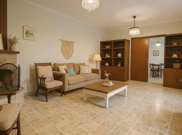 Casa · 250m² · 6 Ambientes · 1 Cochera · Casa en Alquiler 3 Dorm.
