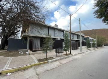 PH · 93m² · 4 Ambientes · 1 Cochera · PH en Centro