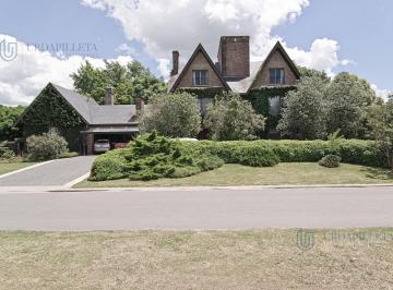 Casa · 552m² · 5 Dormitorios · 2 Cocheras · Casa en Venta en Martindale - con Vista a Cancha de Polo