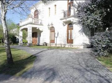 Casa · 390m² · 6 Ambientes · 2 Cocheras · Casa en Venta