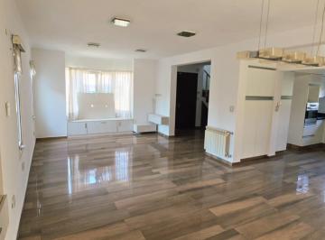 Casa · 190m² · 5 Ambientes · Venta Casa en La Estanzuela 3 Dorm.
