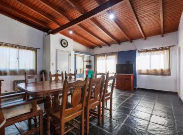 Casa · 168m² · 5 Ambientes · 3 Cocheras · Casa en Funes
