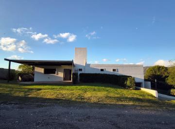 Casa de 5 ambientes, Malagueño · Casa Minimalista, Remodelada en Barrio Privado