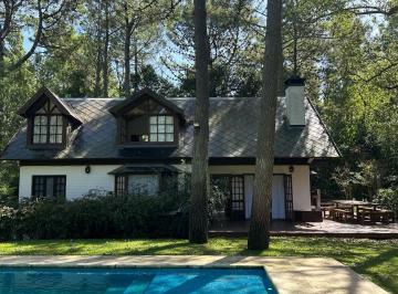 Casa · 172m² · 6 Ambientes · 1 Cochera · Venta Hermosa Casa en Bosque Carilo