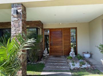 Casa · 218m² · 4 Ambientes · 1 Cochera · Casa 4 Ambientes - Barrio Arenas del Sur