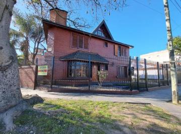 Casa · 220m² · 5 Ambientes · 1 Cochera · Casa en Venta en Burzaco