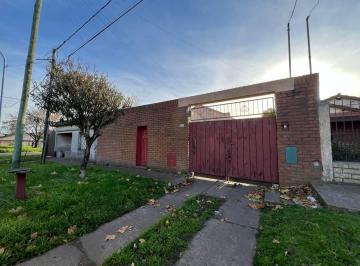 Casa · 341m² · 4 Ambientes · 5 Cocheras · Casa con Galpón en Barrio Las Avs