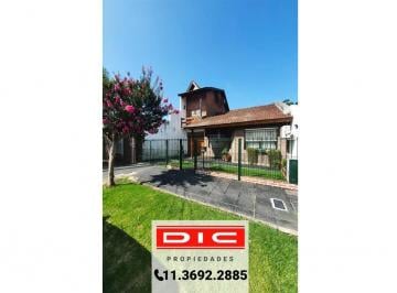 Casa · 93m² · 4 Ambientes · 2 Cocheras · Chalet 3 Dorm. Venta - Tortuguitas