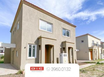 Casa · 79m² · 3 Ambientes · 1 Cochera · Duplex 2 Dorm. Venta - Saravi Village