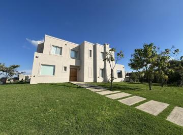 Casa · 240m² · 4 Ambientes · 2 Cocheras · Casa en Venta en Pilara 3 Dorm.