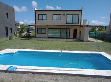 Casa · 180m² · 4 Ambientes · 5 Cocheras · Casa en Alquiler Puertos del Lago. Acacias