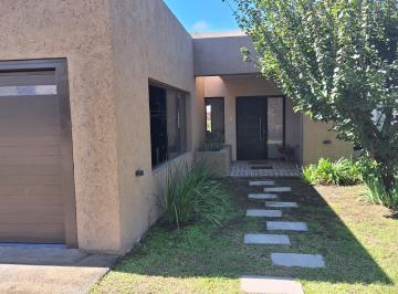 Casa · 235m² · 3 Ambientes · 4 Cocheras · Se Vende Hermosa Casa con Pileta en Villa Catalina