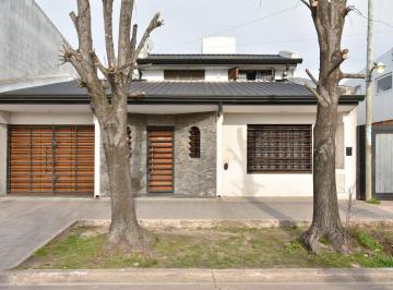 Casa · 185m² · 6 Ambientes · 3 Cocheras · Casa en Venta - El Carmen - 37 E 125 y 126