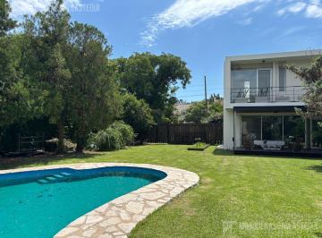 Casa · 240m² · 4 Ambientes · 2 Cocheras · Casa en San Isidro