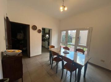Casa · 183m² · 7 Ambientes · 2 Cocheras · En Venta Gran Propiedad en Barrio Guadalupe a Tan Solo 150 m de La Costanera Santafesina!