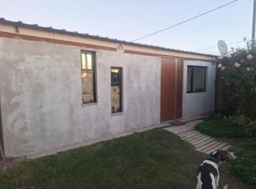 Casa · 220m² · 10 Ambientes · 1 Cochera · Casa en Centenario Zona Autódromo.