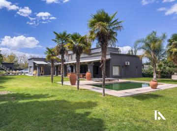 Casa · 628m² · 6 Ambientes · 6 Cocheras · Exclusiva Casa de Diseño en Chacras de Coria