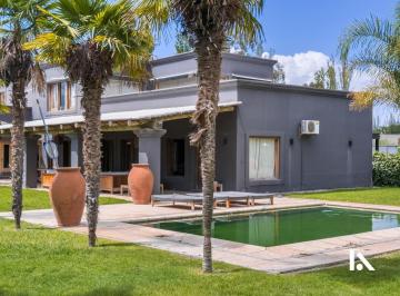 Casa · 628m² · 6 Ambientes · 6 Cocheras · Exclusiva Casa de Diseño en Chacras de Coria