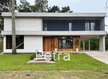 Casa · 242m² · 5 Ambientes · 1 Cochera · Casa - Alamos II