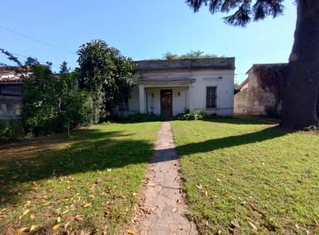 Casa de 6 ambientes, Almirante Brown · Casa Antigua a La Venta en Adrogue con Excelente Lote