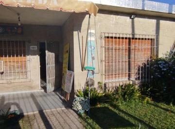 Casa · 70m² · 3 Ambientes · 1 Cochera · Venta Casa 3 Amb Fcio. Varela Amplio Terreno
