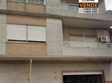 Edificio · 848m² · Edificio Comercial en Caseros: 2 Deptos de 4 Amb + Galpón