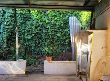 Casa · 60m² · 3 Ambientes · Casa de Pasillo Única a Reciclar en Barrio Refineria