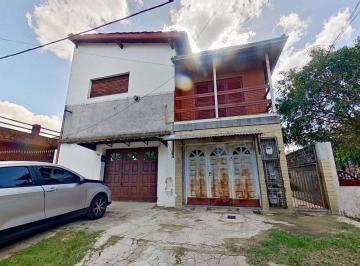 Casa · 98m² · 4 Ambientes · 1 Cochera · Venta PH 4 Ambientes a Refaccionar en Wilde
