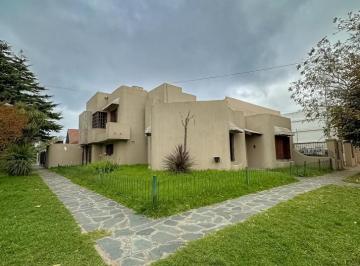 Casa · 150m² · 4 Ambientes · 1 Cochera · Gran Chalet en Esquina 4 Amb en San Jeronimo