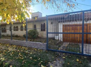 Casa · 245m² · 10 Ambientes · 2 Cocheras · Casa en Alquiler