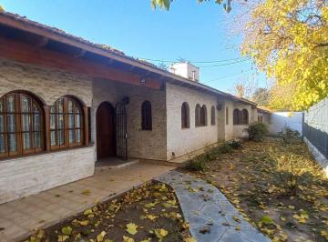 Casa · 245m² · 10 Ambientes · 2 Cocheras · Casa en Alquiler