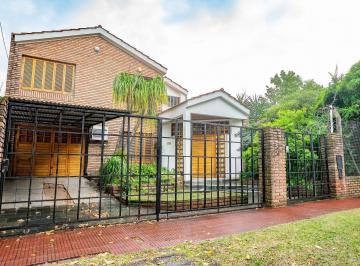 Casa · 319m² · 6 Ambientes · 1 Cochera · Casa de 4 Dorm. con Pileta, Quincho y Cochera