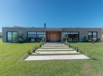 Casa · 210m² · 5 Ambientes · 1 Cochera · Espectacular Casa Campo Chacras San Andres