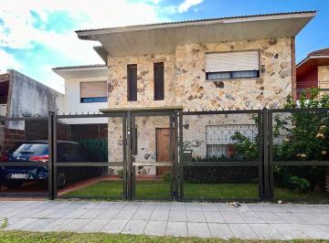 Casa · 133m² · 4 Ambientes · 1 Cochera · Casa Chalet en Venta en Quilmes Oeste, Quilmes, G. B. a. Zona Sur