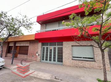 Casa · 199m² · 4 Ambientes · 1 Cochera · En Venta Casa en Zona Centro de Cosquin Apta Comercial Ref: 965