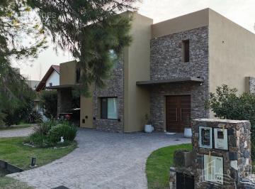 Casa · 254m² · 5 Ambientes · 1 Cochera · Casa en Venta