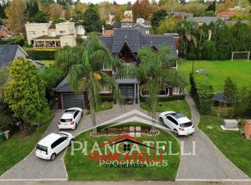 Casa · 900m² · 6 Ambientes · 1 Cochera · Venta de Casa con 5 Ambientes en Campos de Alvarez