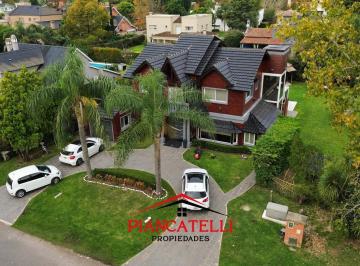Casa · 900m² · 6 Ambientes · 1 Cochera · Casa en Venta en Campos de Alvarez con 5 Ambientes