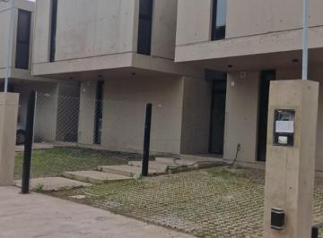 Casa de 6 ambientes, La Plata · 18 E/ 484 y 485, Duplex a Estrenar, 3 Dorm., en Exclusiva Zona de Gonnet