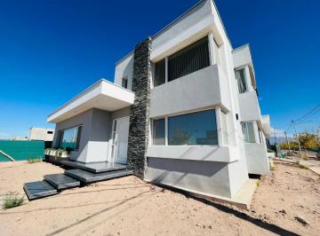 Casa · 230m² · 8 Ambientes · 2 Cocheras · Casa en Venta en Barrio Privado Milcayac