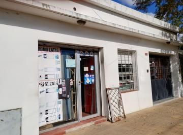 Casa · 141m² · 2 Ambientes · 1 Cochera · Venta Casa con Garaje y Local en Florencio Varela