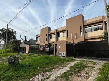 Casa · 280m² · 3 Ambientes · 1 Cochera · 4 Duplex en Venta - 2 Dorm.