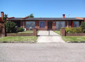 Casa · 71m² · 5 Ambientes · 1 Cochera · Venta Casa 4 Dorm. en Colonia del Sacramento